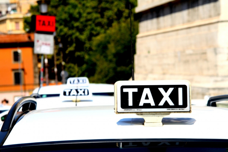 taxis-LE BOURGUET-min_taxi_auto_rome_road_white-1051610